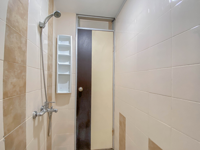 Bathroom 5, The Chic 2BR Apartment at The Edge Bandung By Travelio, Cimahi