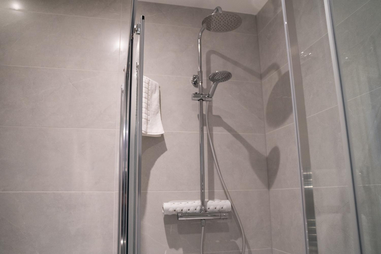 Bathroom 5, Castle Varagh Hotel & Bar