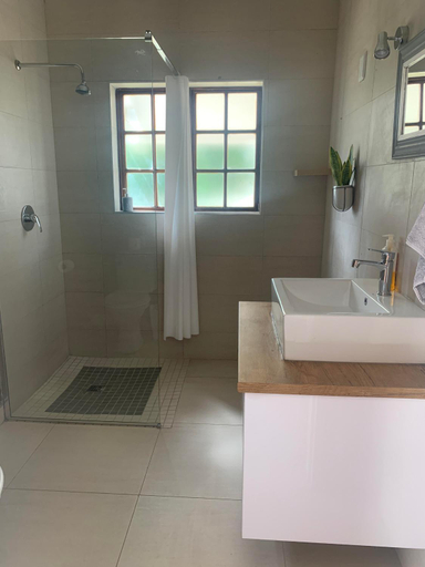 Bathroom 3, Otjibamba Lodge, Otjiwarongo