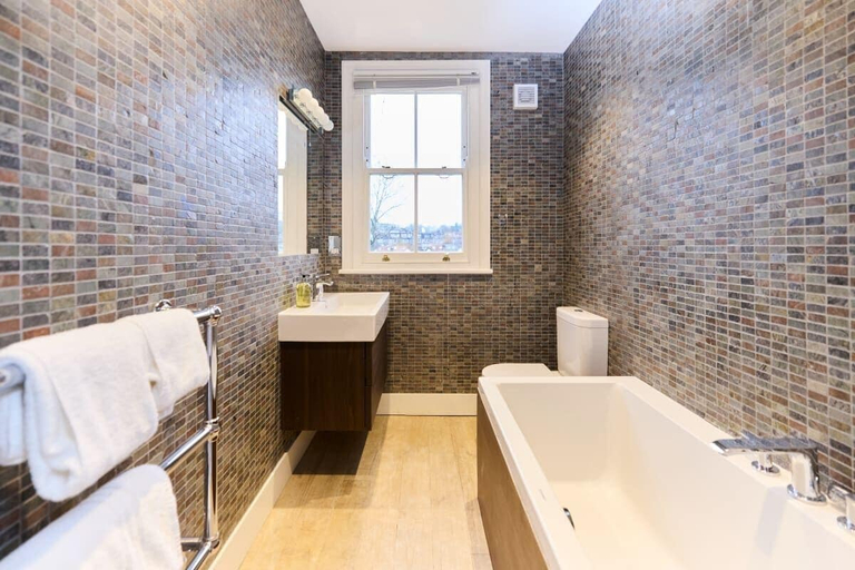 Bathroom 4, The Rosebery Retreat - Inviting 4bdr With Garden, London