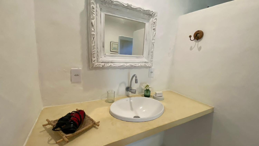 Bathroom, Kasa Karapato, Porto de Pedras