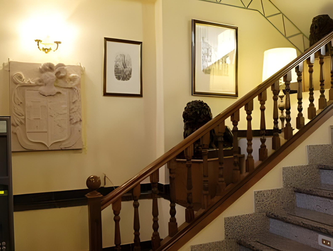 Others 5, Hostal Don Jaime I y II, Segovia