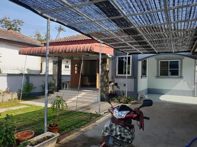 Karun House Chiang Mai, bungalow for 6 in a quiet neighborhood, San Sai