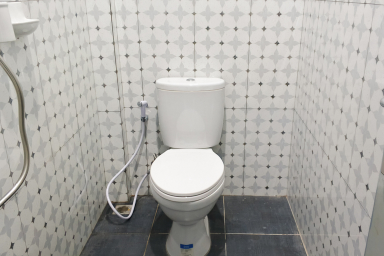 Bathroom 5, Urbanview Hotel Menteng Jaya GH Palangka Raya, Semarang