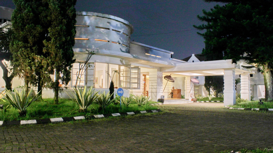 Exterior & Views 21