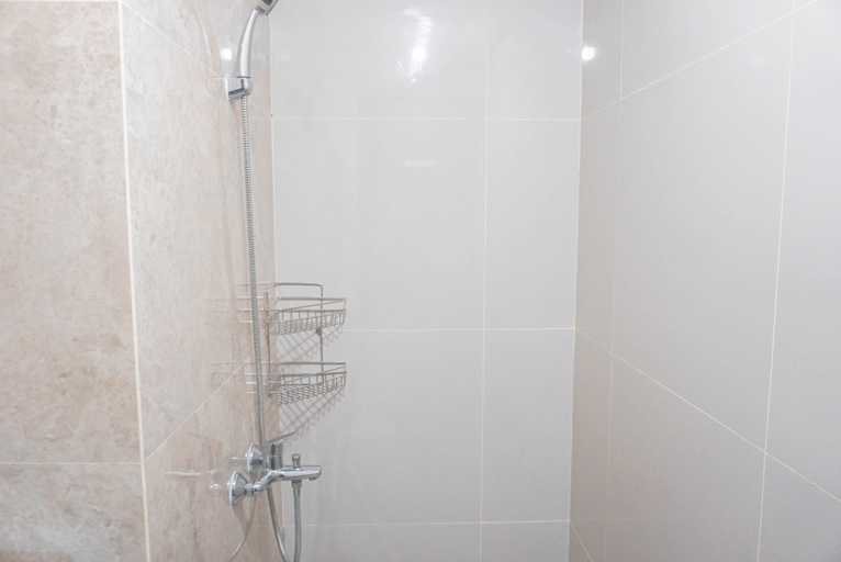 Bathroom 5, Comfy and Homey 2BR Apartment Transpark Cibubur By Travelio, Depok