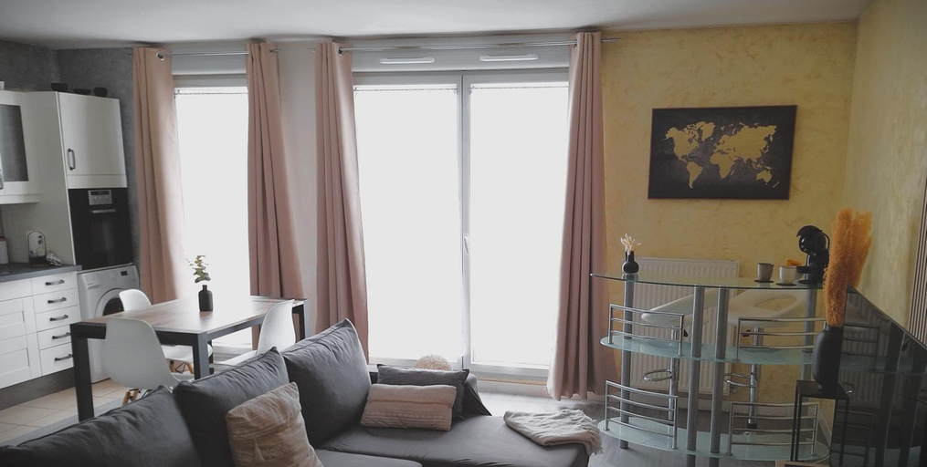 Others 3, Cosy Appart - Balcon, parking, spacieux T2 - Proche Eurexpo Stade, Rhône