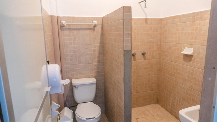 Bathroom 4, Posada Arigalan, Dist. Pochutla