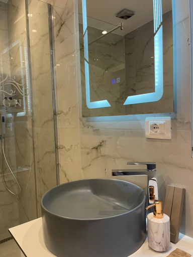 Bathroom 3, Reign Hotel, Tiranës