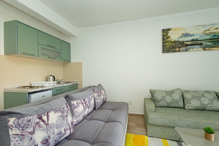 Others 4, DERON Apartments