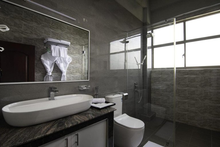 Bathroom 5, Hill Paradise Hanthana, K.F.G. & G. Korale