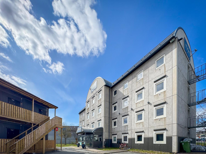 Exterior & Views