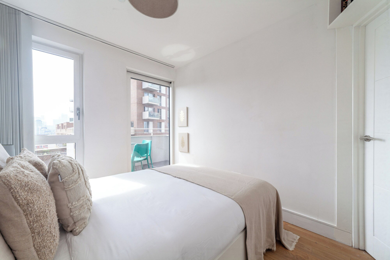 Bedroom 3, Fabulous Flat in Prospect Park, London
