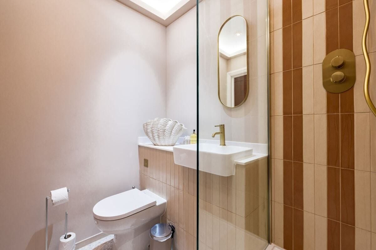 Bathroom 3, The Belsize Park Escape - Modern 2bdr Apartment, London