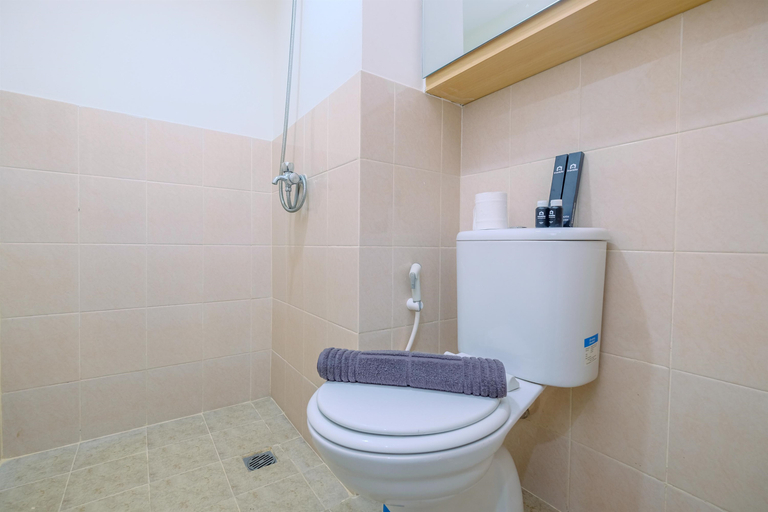 Bathroom 5, Cozy and Comfort Stay 2BR at Podomoro Golf View Apartment By Travelio, Bogor