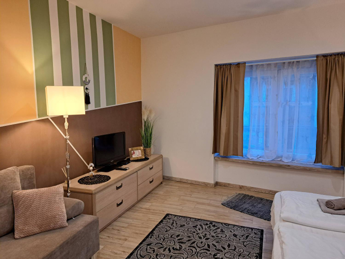 Others 5, Luna Apartman, Eger