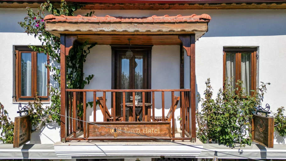 Exterior & Views