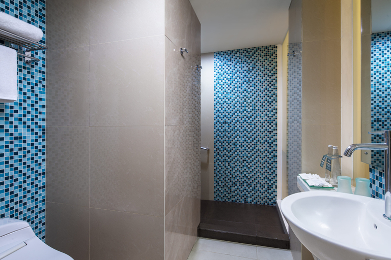 Bathroom 5, Hotel Santika BSD City, South Tangerang