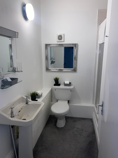 Bathroom 3, Ellwyn House, Edinburgh