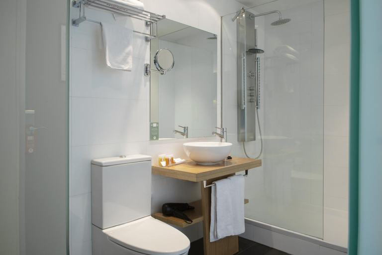 Bathroom 4, Petit Palace Plaza del Carmen, Madrid