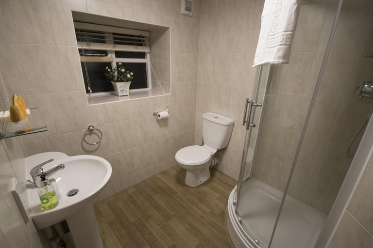 Bathroom 3, The Bulls Head, Derbyshire