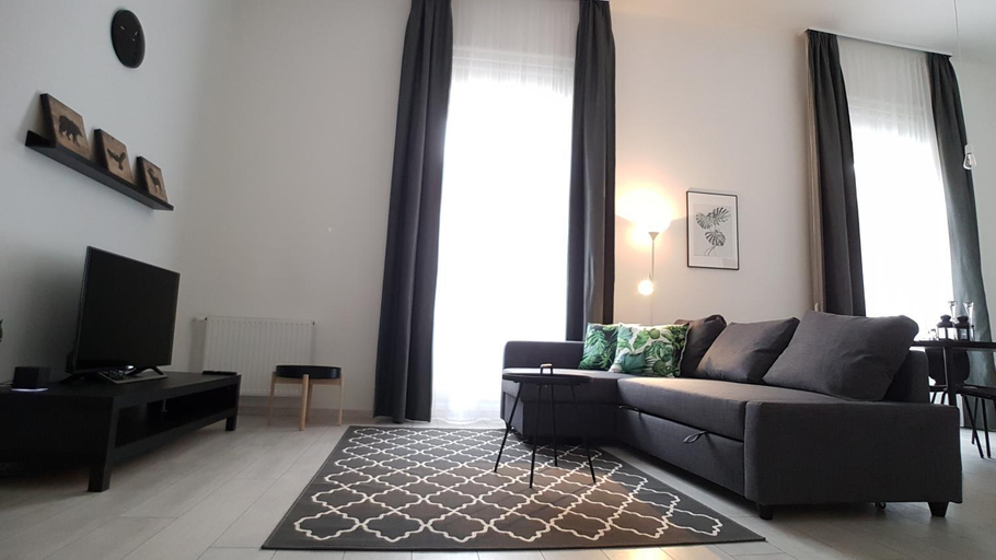 Others 4, Piacsek Apartmanhaz, Pécs
