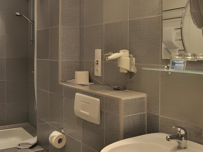 Bathroom 2, Hotel Deutsches Haus, Northeim