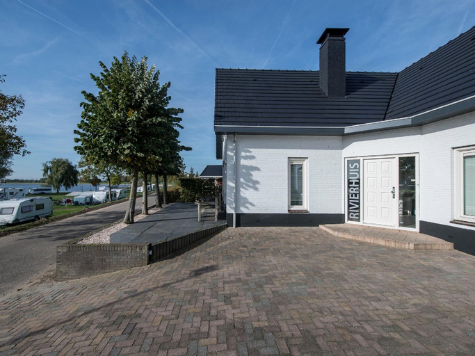 Luxury villa with outdoor kitchen and lake view, Buren