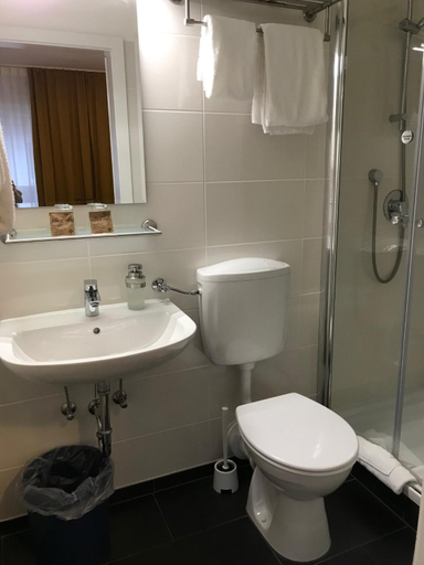 Bathroom 2, Abendruhe Hotel - kontaktloser Check In, München