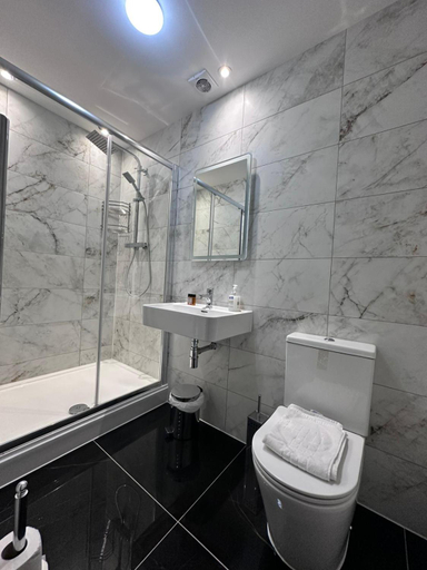 Bathroom 5, Acacia Hostel, London