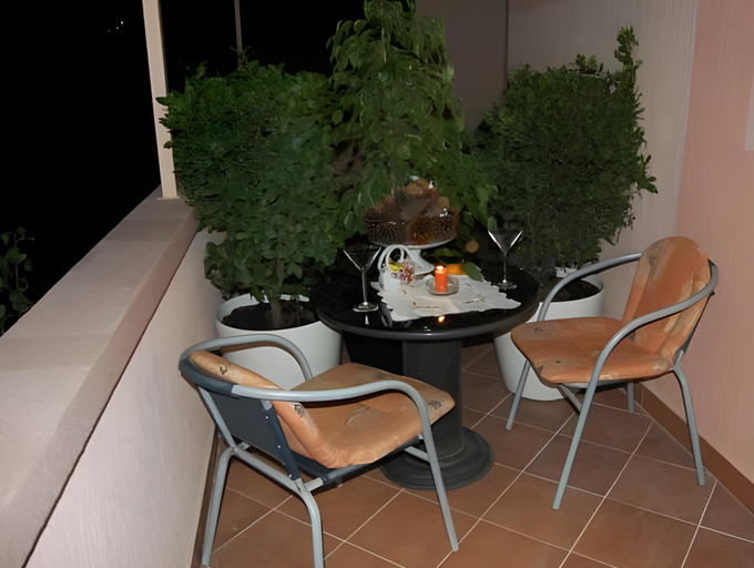 Others 4, Vila Montenegro