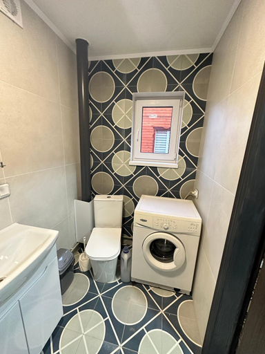 Bathroom 3, Карпатська ніч, Skolivs'kyi