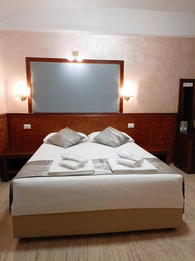 Bedroom 4, Korean Sonata, Roma
