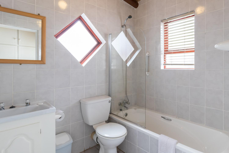 Bathroom 2, Malagas Hotel, Overberg
