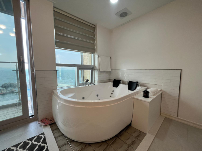 Bathroom 4, Somewhales Pension, Namhae