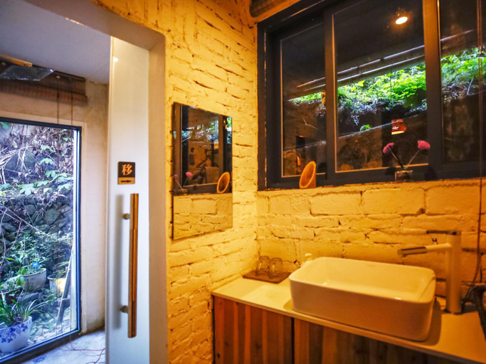 Bathroom, Tulou Herongzhuang Inn, Zhangzhou