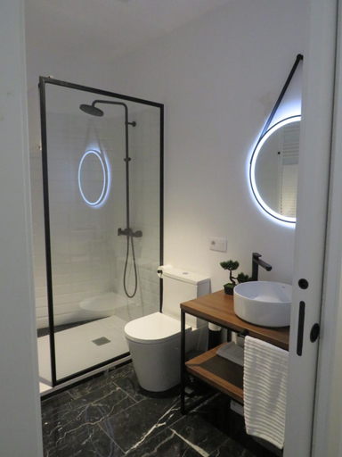 Bathroom 3, APARTAMENTOS ARMANYA 3, Lugo