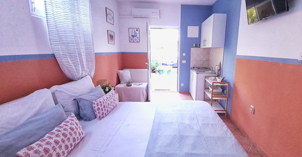 Bedroom 2, Studio apartments Roza - A charming oasis in the centre of Makarska, Makarska
