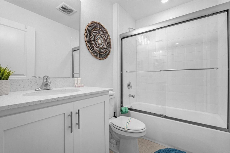 Bathroom 3, 654 LD - Festival, Polk