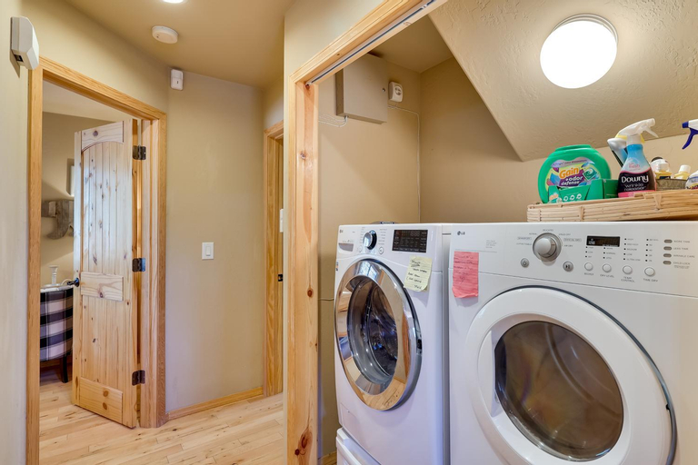 Dog-Friendly Nutrioso Cabin with Wraparound Porch!, Apache