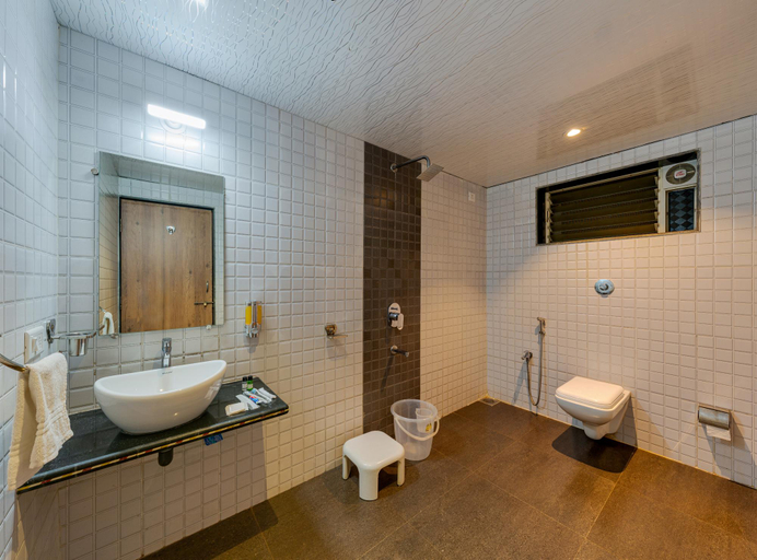 Bathroom, Hotel Mahabaleshwar Fragrance, Satara