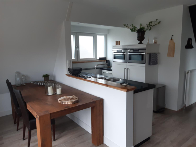 Others 4, BenB Humblebee met jaccuzi, Alkmaar