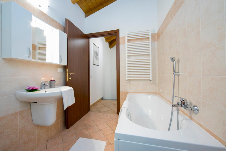 Bathroom 2, Le Betulle Private Garden & Parking in Laveno - Happy Rentals, Varese