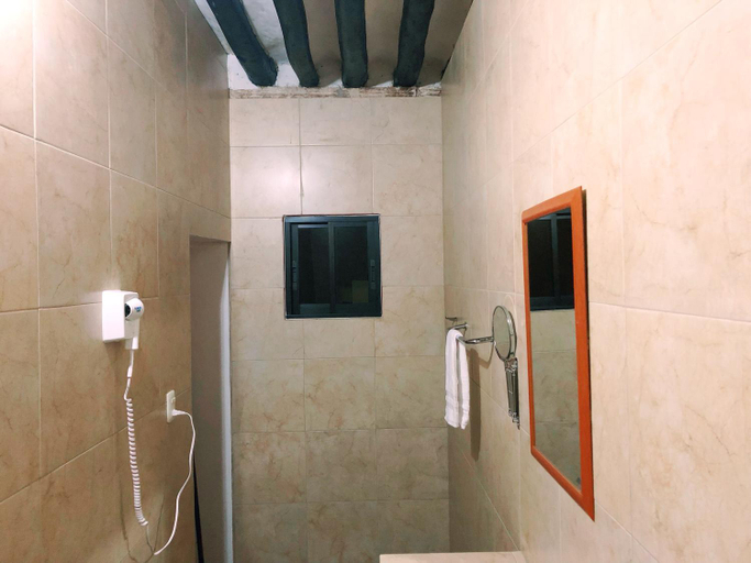 Bathroom 2, Hotel Real Colonial, Valladolid