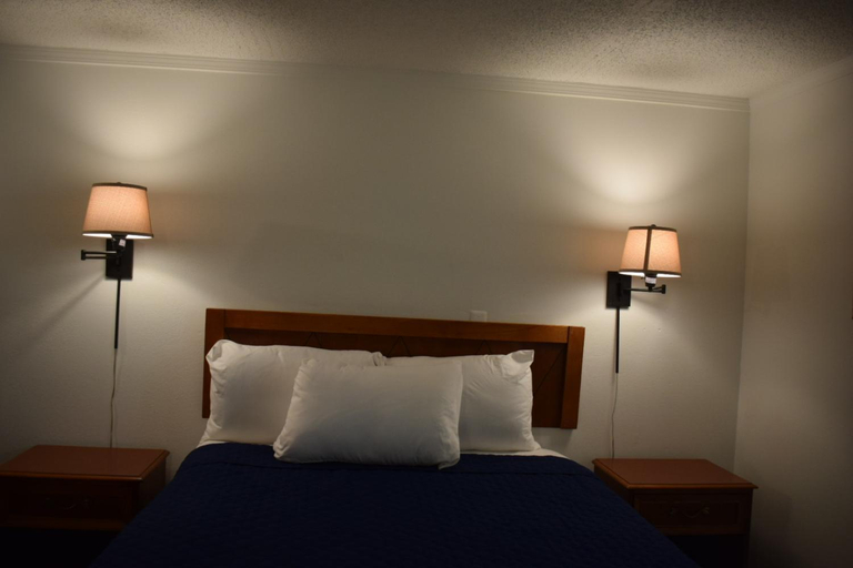 Bedroom 2, Knights Inn  Farmington Hill MI, Oakland