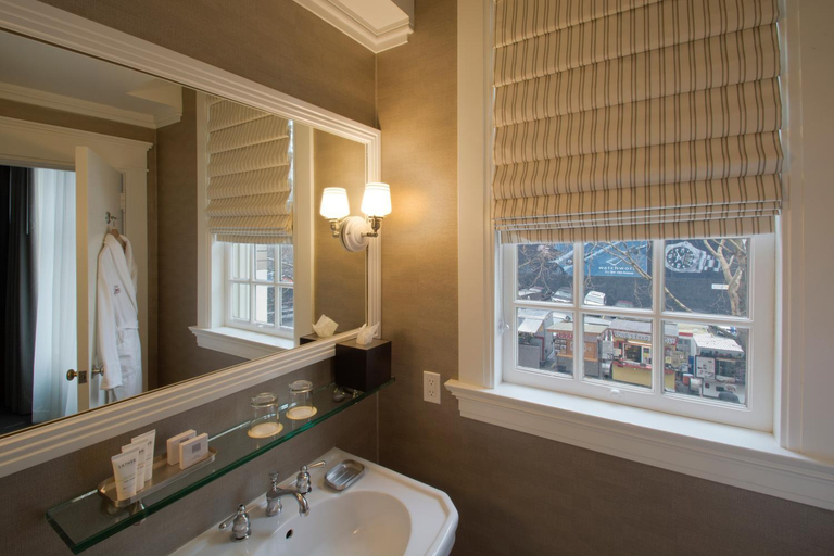 Bathroom 2, Sentinel, Multnomah