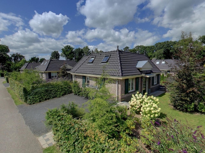 Villa with outdoor fireplace near the Veluwe, Barneveld