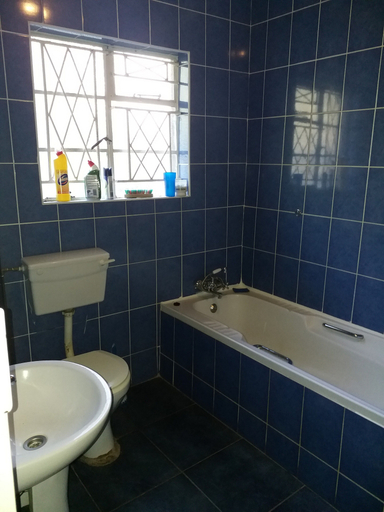 Bathroom 2, The Green Garden Guest House, Harare