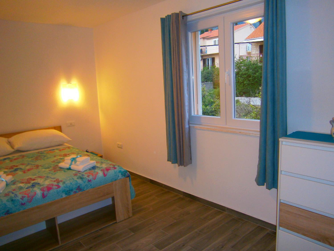 Others 2, Room Vilma, Komiža