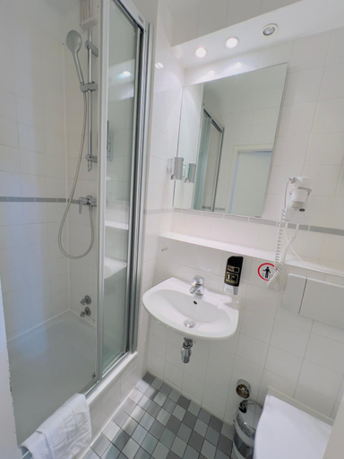 Bathroom 3, Elbbrucken Hotel, Hamburg